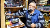 65 yaşındaki Cevat Dede tespih dizerek para kazanıyor